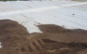 So sánh và phân loại vải địa kỹ thuật không dệt với dệt